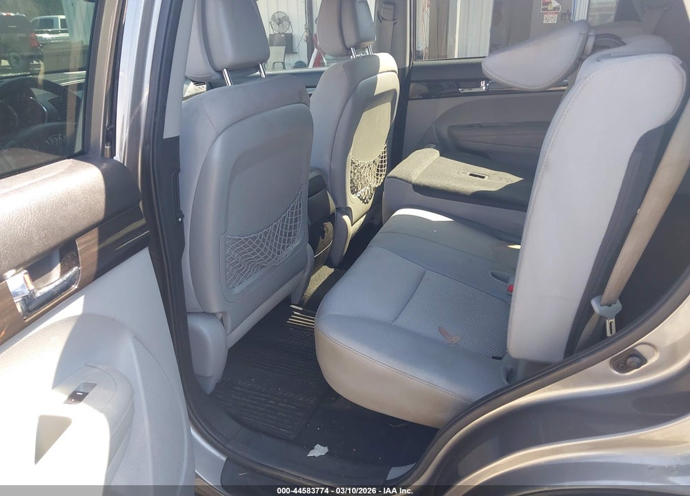 2011 KIA SORENTO LX VIN: 5XYKTCA13BG174814