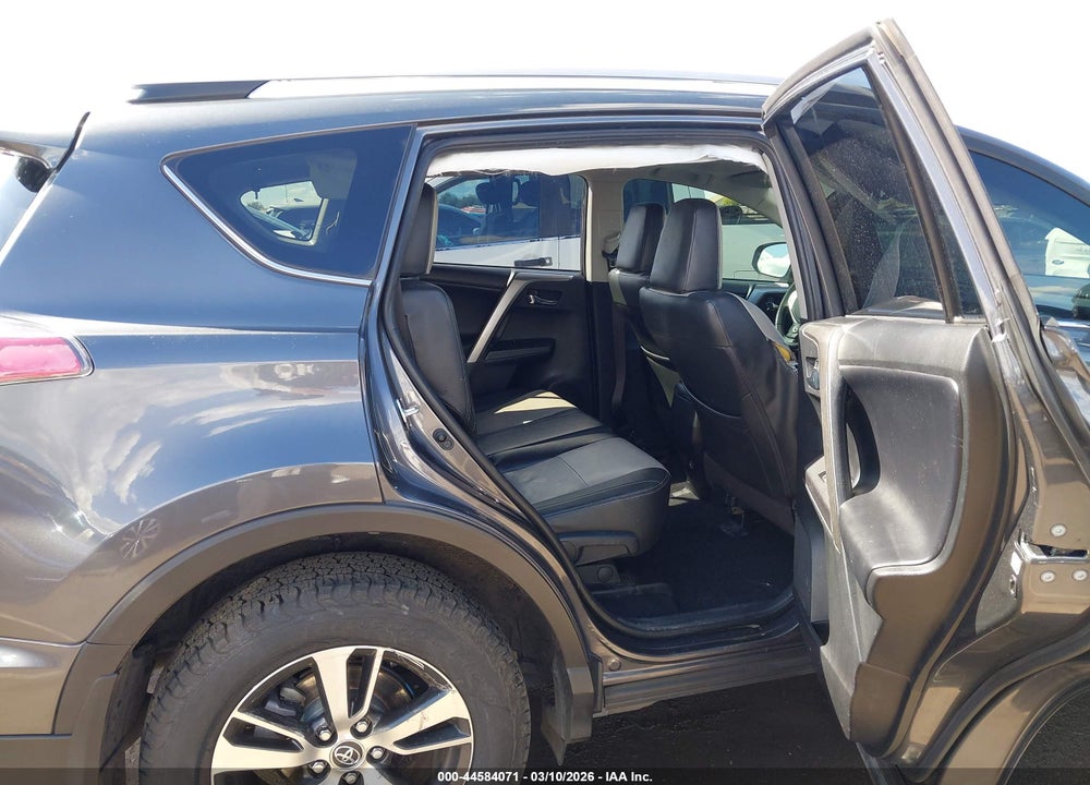 2018 TOYOTA RAV4 XLE VIN: JTMRFREV4JD234196