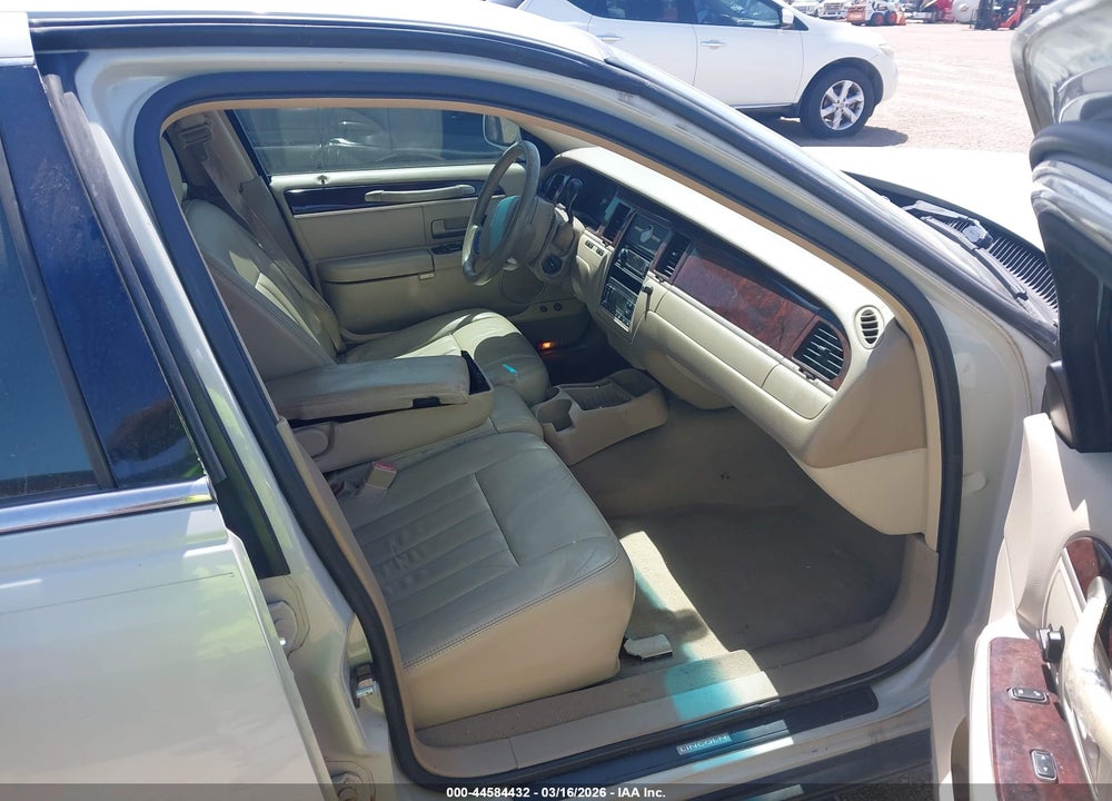 2007 LINCOLN TOWN CAR SIGNATURE VIN: 1LNHM81V47Y627792