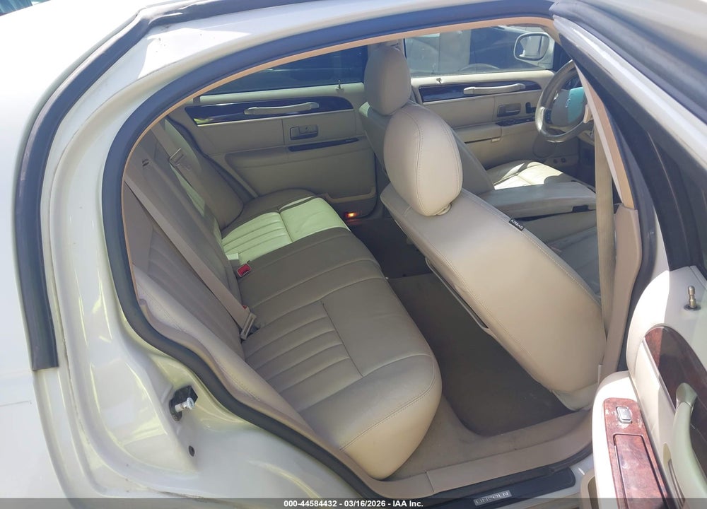 2007 LINCOLN TOWN CAR SIGNATURE VIN: 1LNHM81V47Y627792