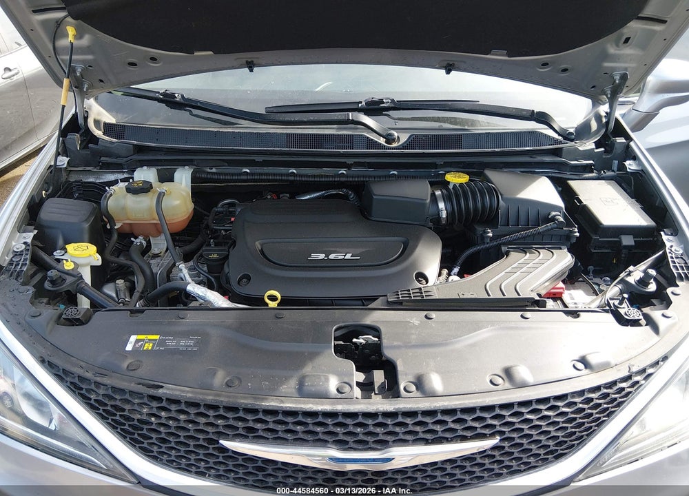 2018 CHRYSLER PACIFICA TOURING L VIN: 2C4RC1BGXJR217304