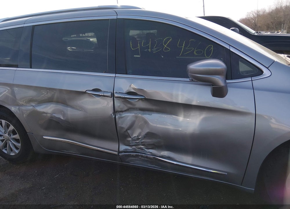 2018 CHRYSLER PACIFICA TOURING L VIN: 2C4RC1BGXJR217304