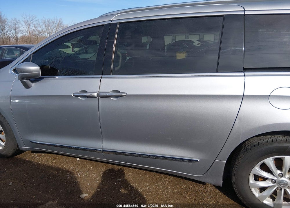 2018 CHRYSLER PACIFICA TOURING L VIN: 2C4RC1BGXJR217304