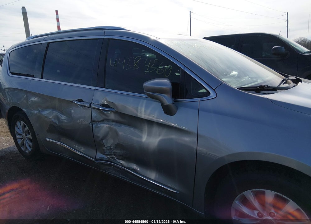 2018 CHRYSLER PACIFICA TOURING L VIN: 2C4RC1BGXJR217304