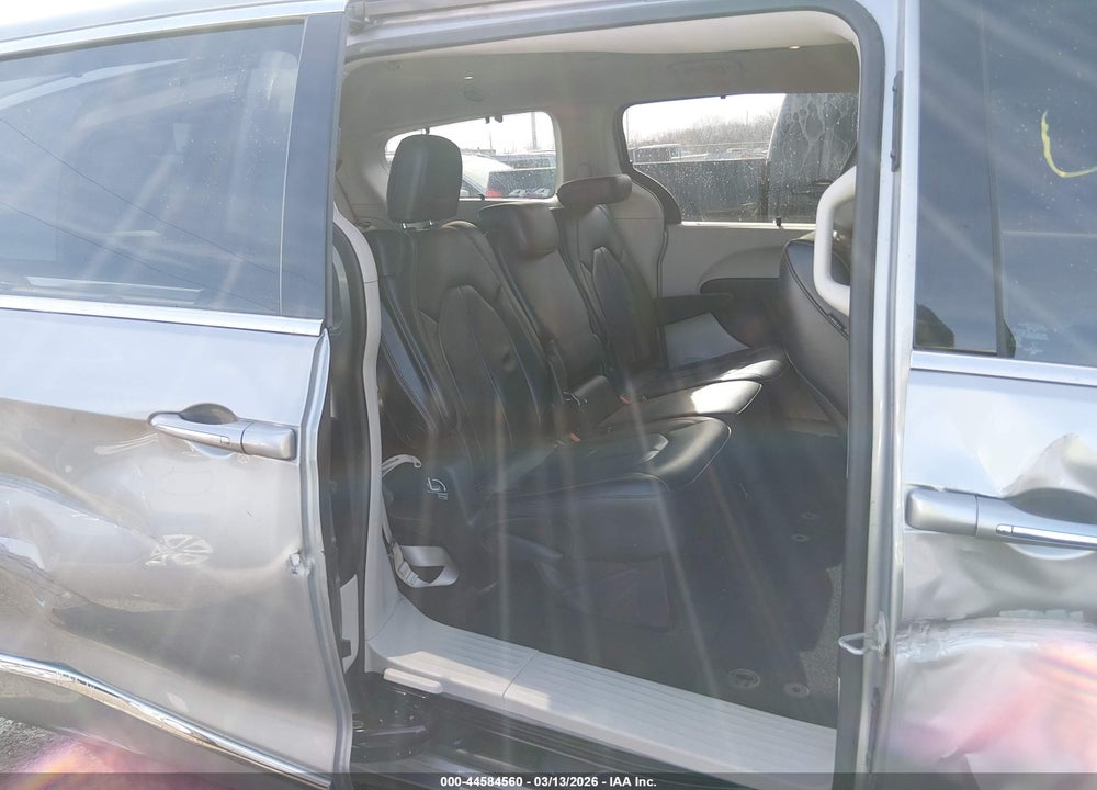 2018 CHRYSLER PACIFICA TOURING L VIN: 2C4RC1BGXJR217304