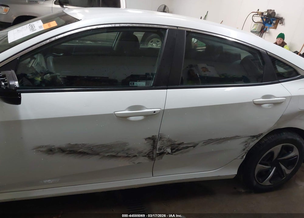 2019 HONDA CIVIC LX VIN: 19XFC2F6XKE027614