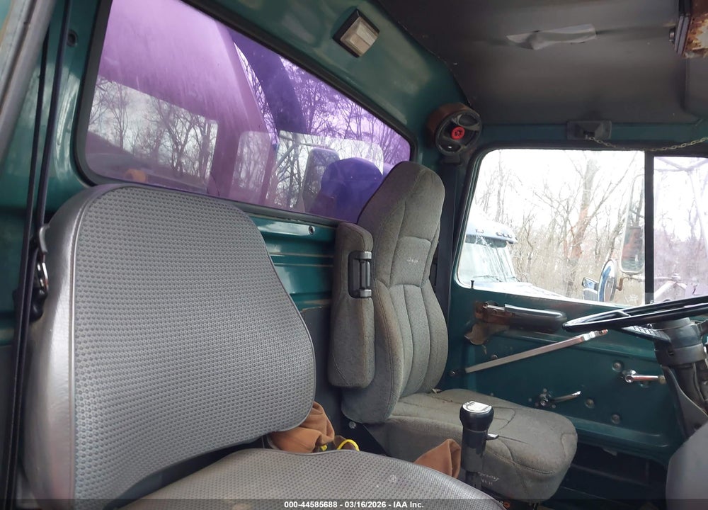 1990 FORD L-SERIES LT9000 VIN: 1FDYU90T6LVA45176