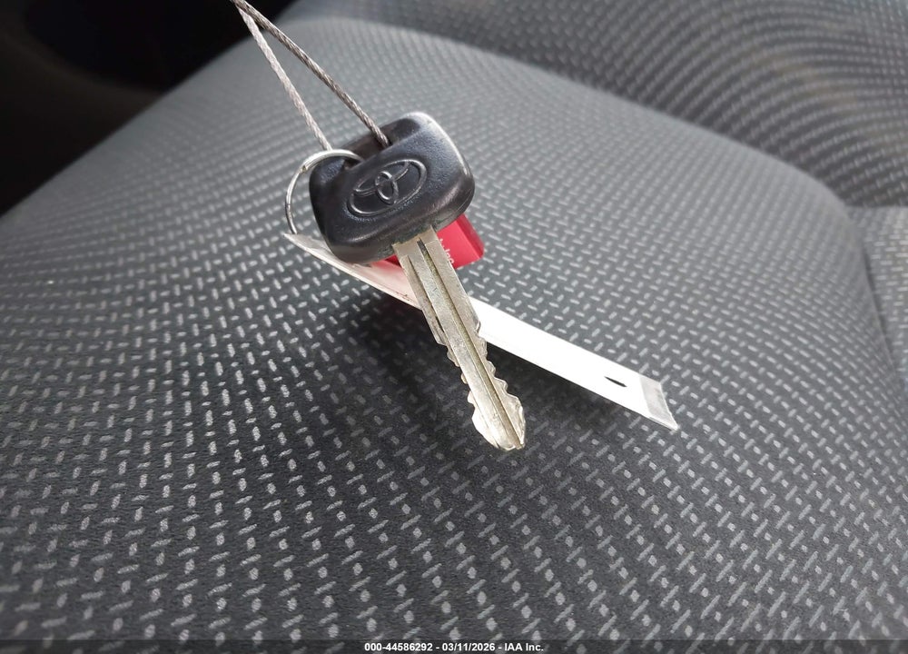 2011 TOYOTA YARIS VIN: JTDBT4K37B1403825