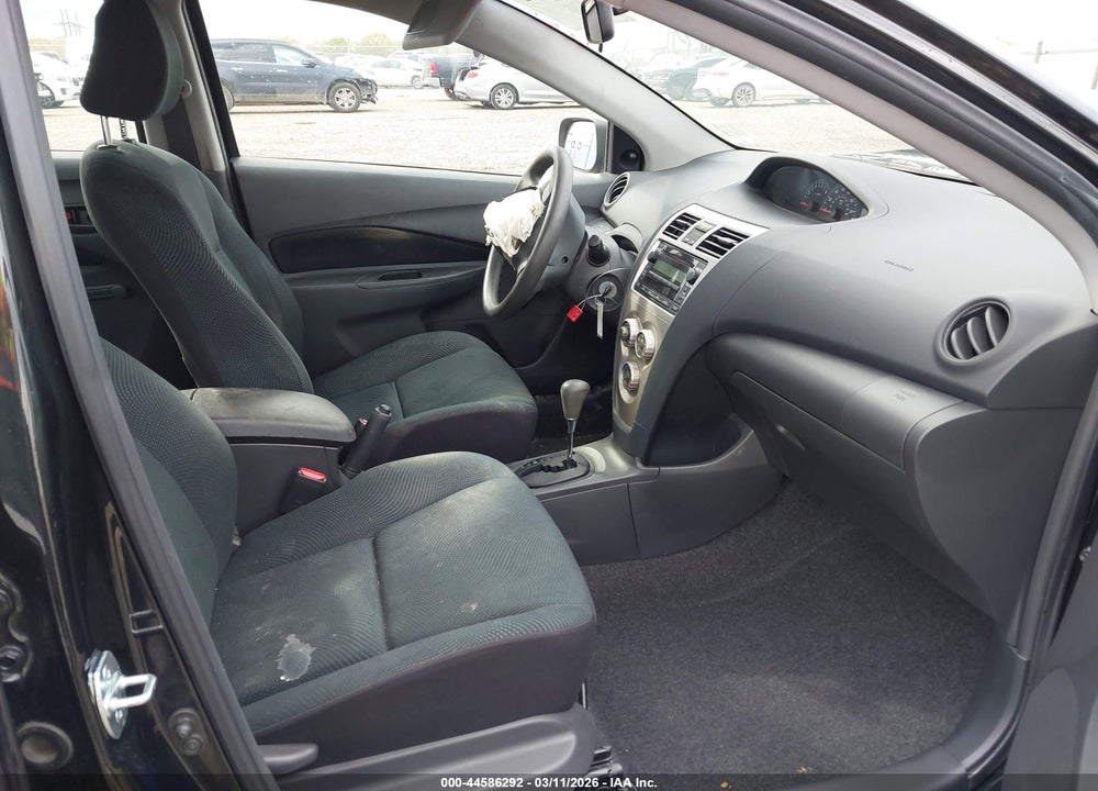 2011 TOYOTA YARIS VIN: JTDBT4K37B1403825