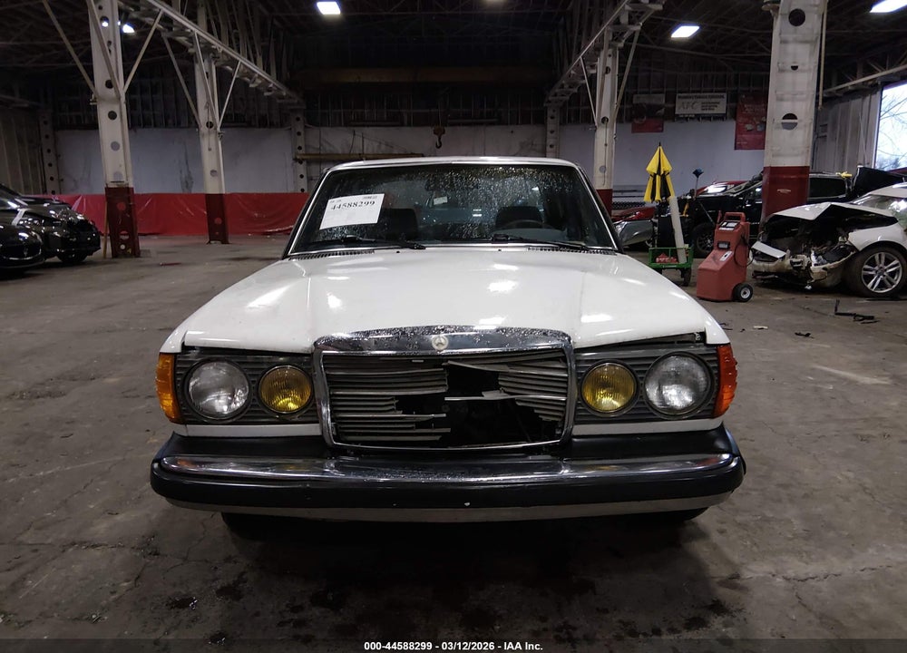 1982 MERCEDES-BENZ 300 DT VIN: WDBAB33A6CB002220