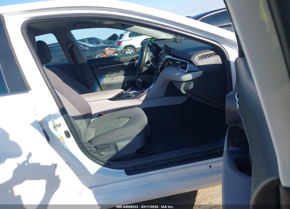 2018 TOYOTA CAMRY LE VIN: 4T1B11HK5JU074912