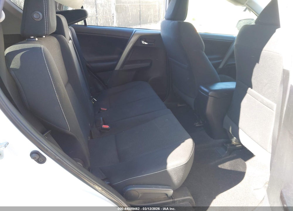 2018 TOYOTA RAV4 XLE VIN: 2T3WFREV1JW483951