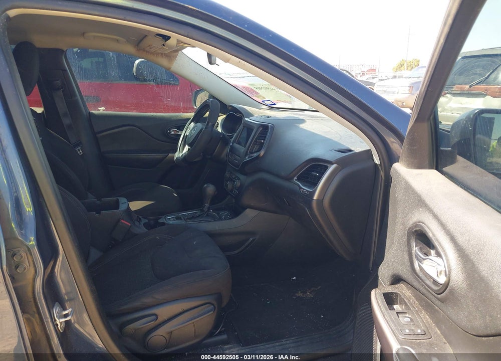 2019 JEEP CHEROKEE LATITUDE FWD VIN: 1C4PJLCB2KD388046