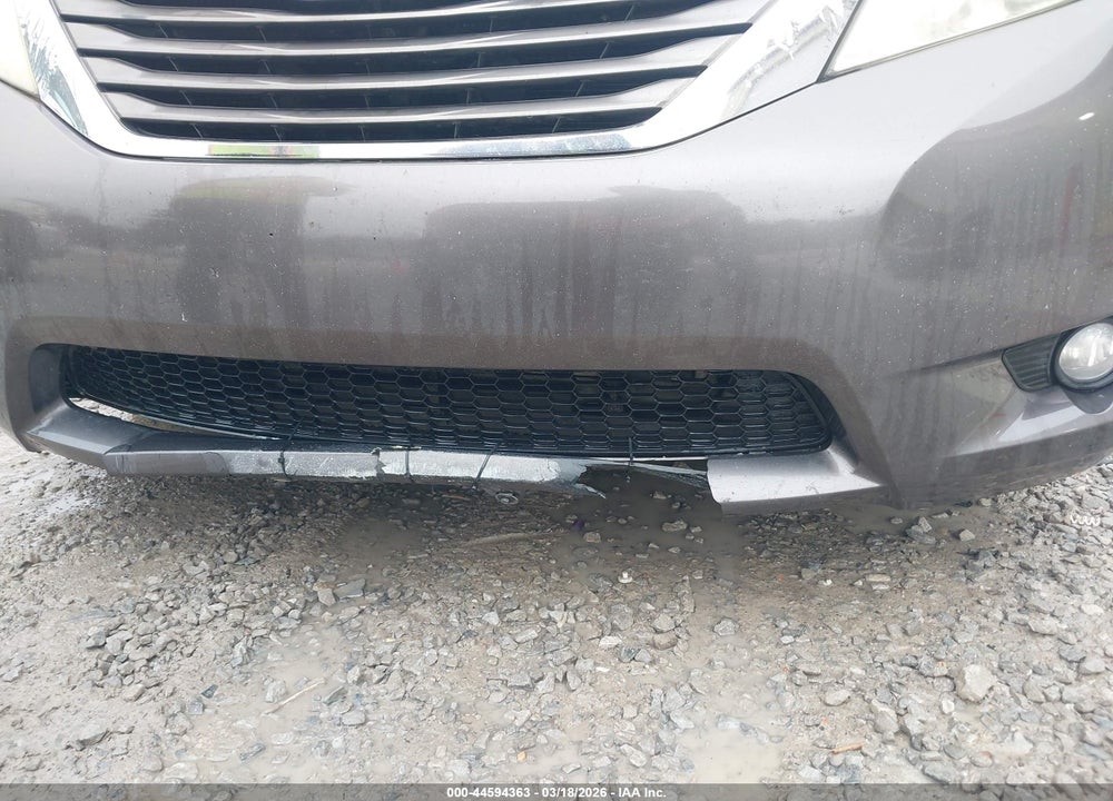 2011 TOYOTA SIENNA XLE V6 VIN: 5TDYK3DC5BS021817