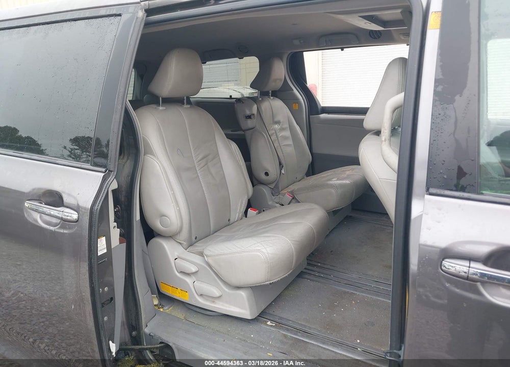 2011 TOYOTA SIENNA XLE V6 VIN: 5TDYK3DC5BS021817