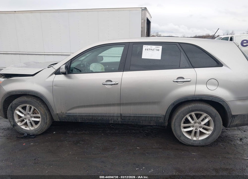2014 KIA SORENTO LX VIN: 5XYKT3A6XEG469392