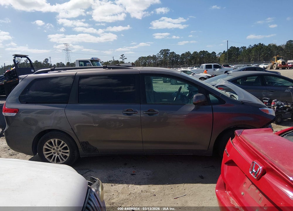2013 TOYOTA SIENNA XLE V6 8 PASSENGER VIN: 5TDYK3DCXDS346904