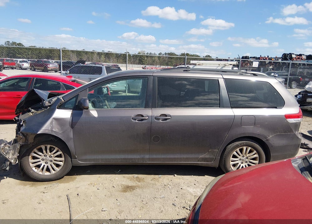 2013 TOYOTA SIENNA XLE V6 8 PASSENGER VIN: 5TDYK3DCXDS346904