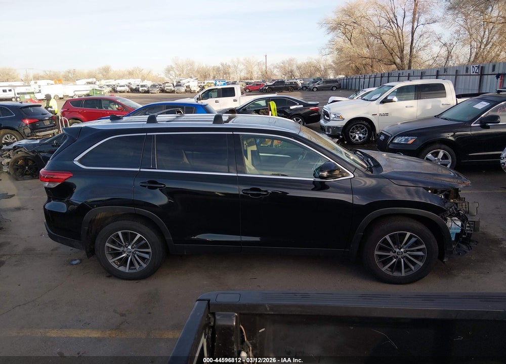 2019 TOYOTA HIGHLANDER XLE VIN: 5TDJZRFH8KS586572