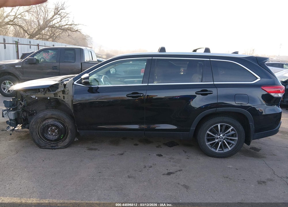 2019 TOYOTA HIGHLANDER XLE VIN: 5TDJZRFH8KS586572