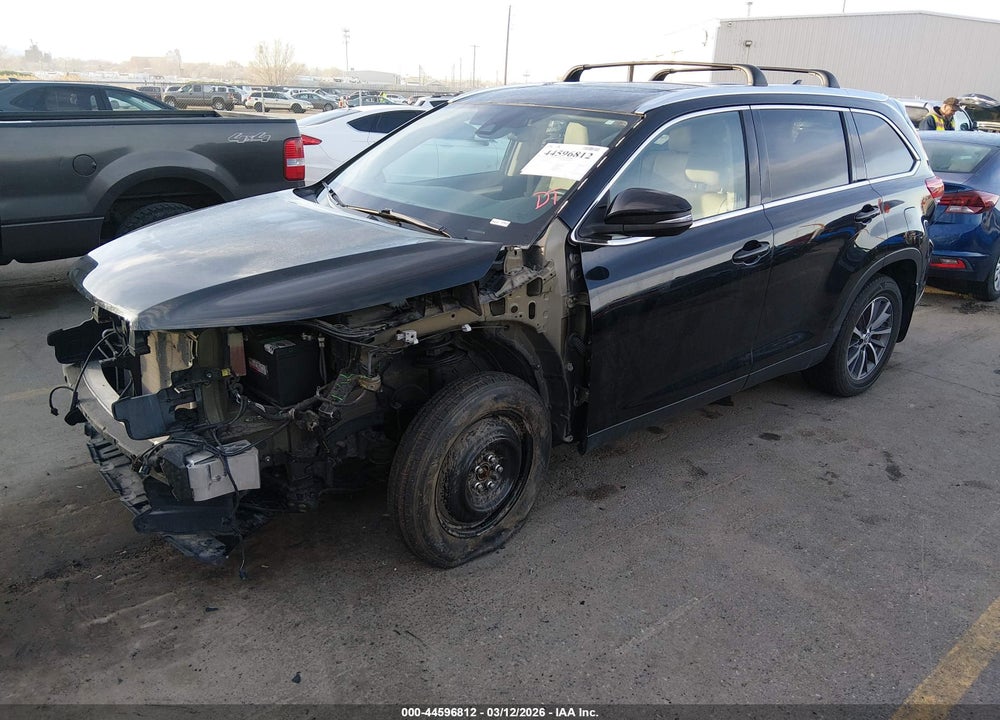 2019 TOYOTA HIGHLANDER XLE VIN: 5TDJZRFH8KS586572