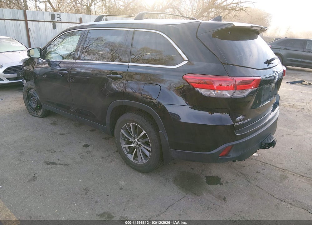 2019 TOYOTA HIGHLANDER XLE VIN: 5TDJZRFH8KS586572