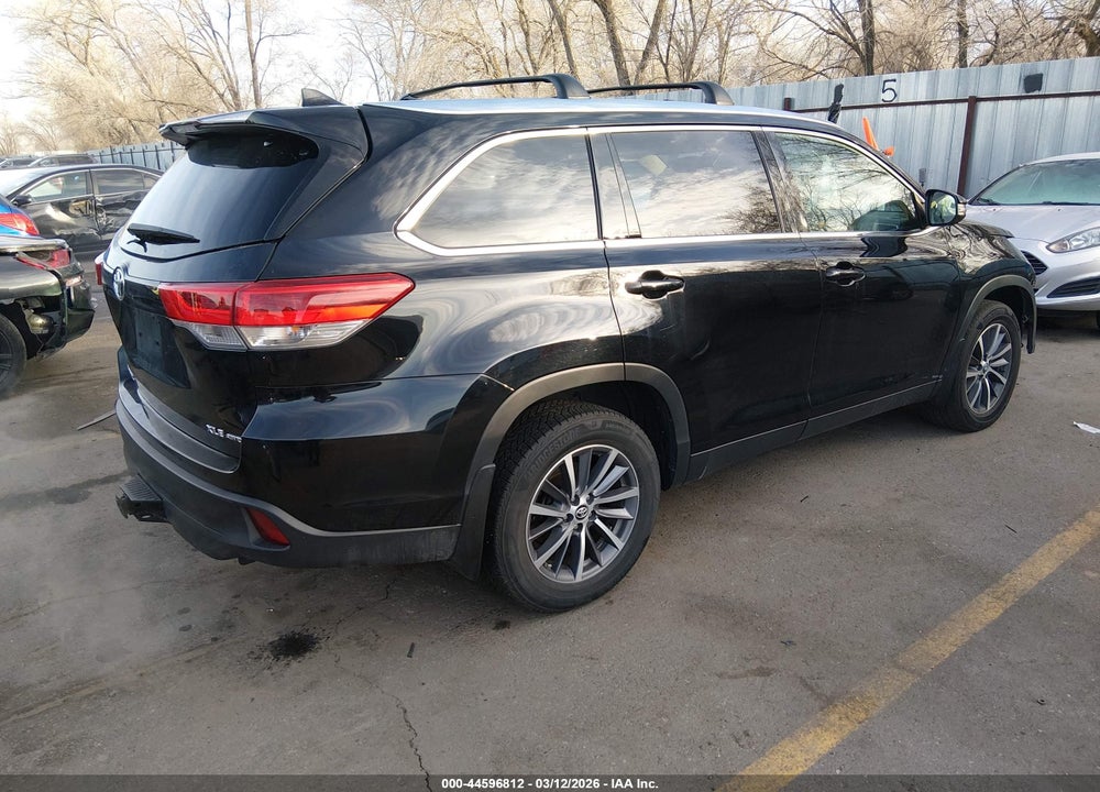 2019 TOYOTA HIGHLANDER XLE VIN: 5TDJZRFH8KS586572