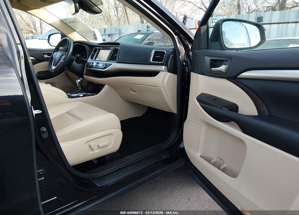 2019 TOYOTA HIGHLANDER XLE VIN: 5TDJZRFH8KS586572