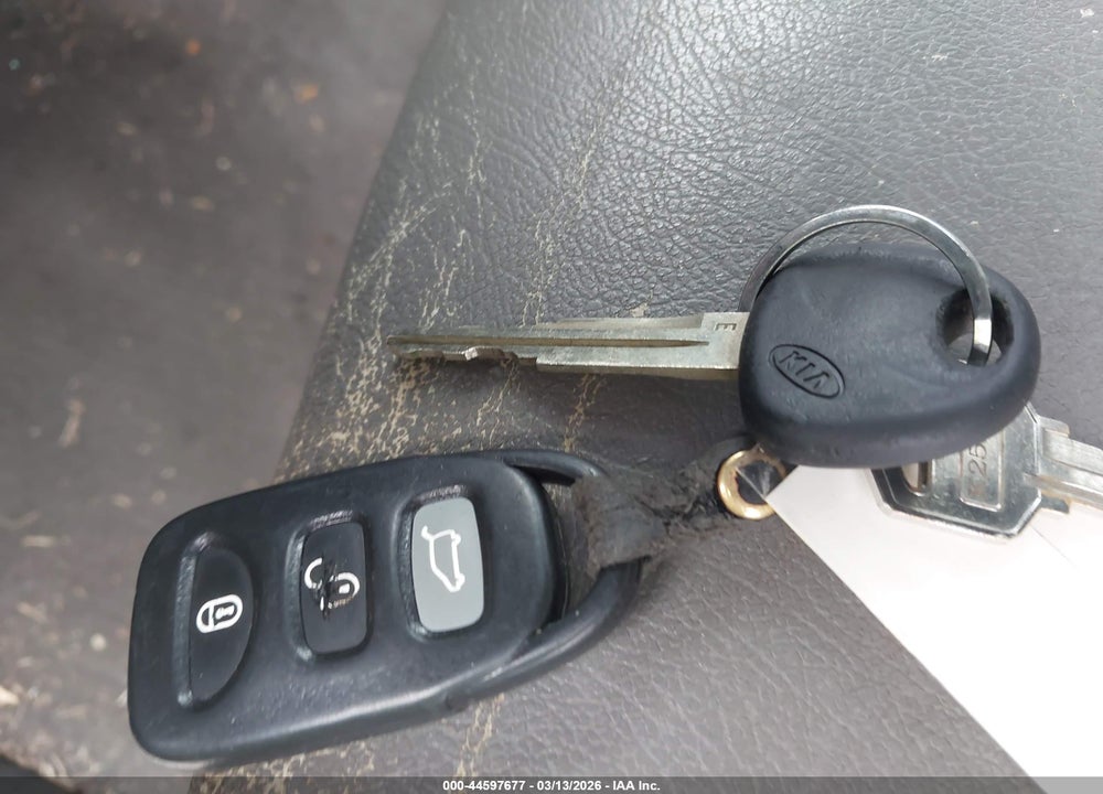 2009 KIA SORENTO LX VIN: KNDJD735795882325