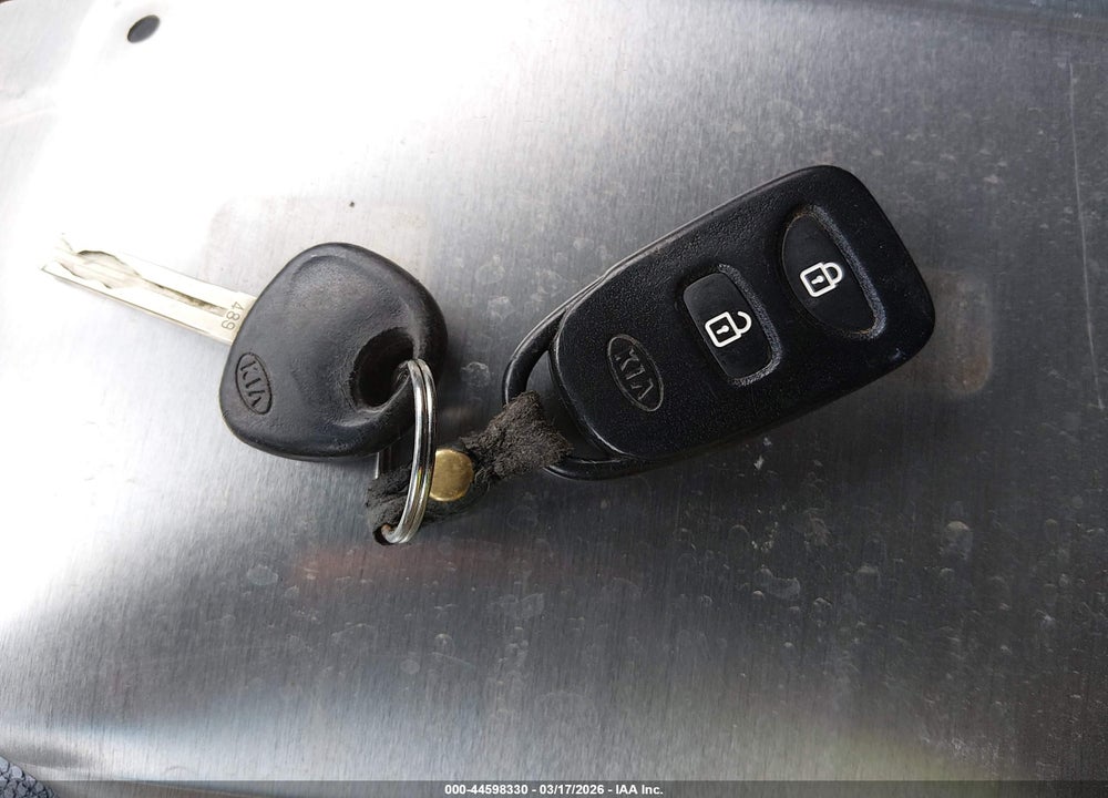 2011 KIA SORENTO LX VIN: 5XYKT3A10BG102999
