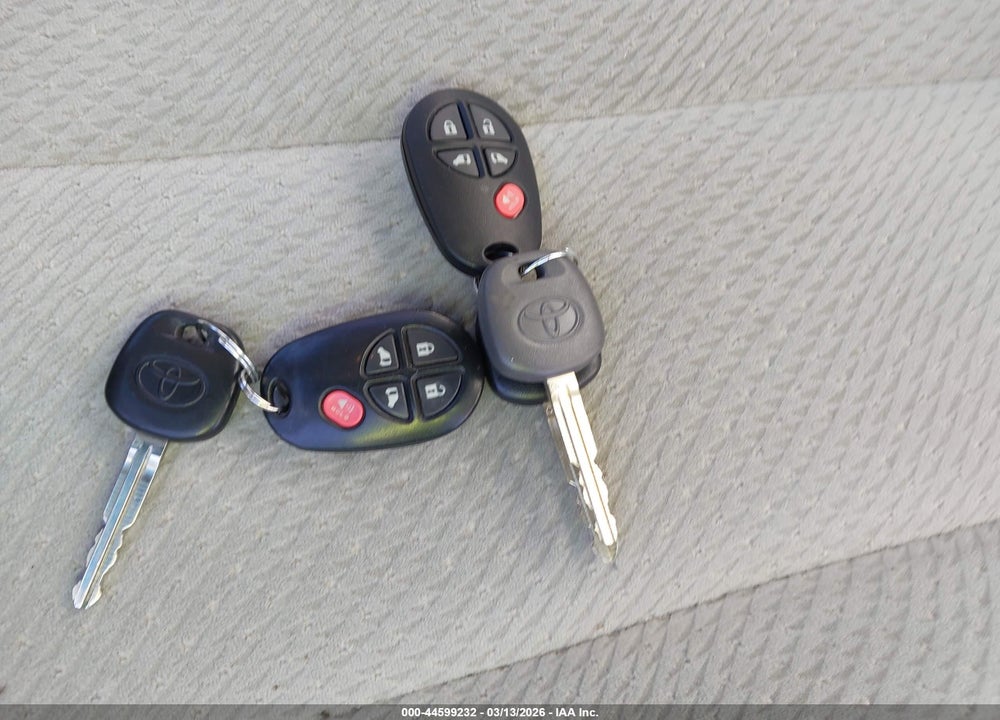 2013 TOYOTA SIENNA LE V6 8 PASSENGER VIN: 5TDKK3DC3DS392337