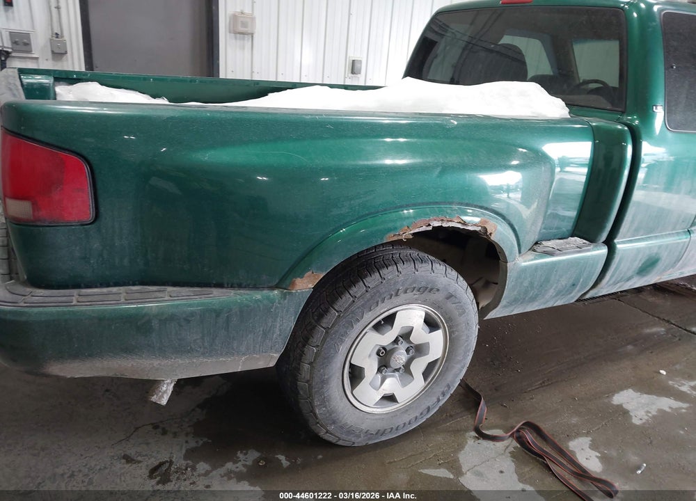 1998 CHEVROLET S-10 LS VIN: 1GCDT19X2W8248713