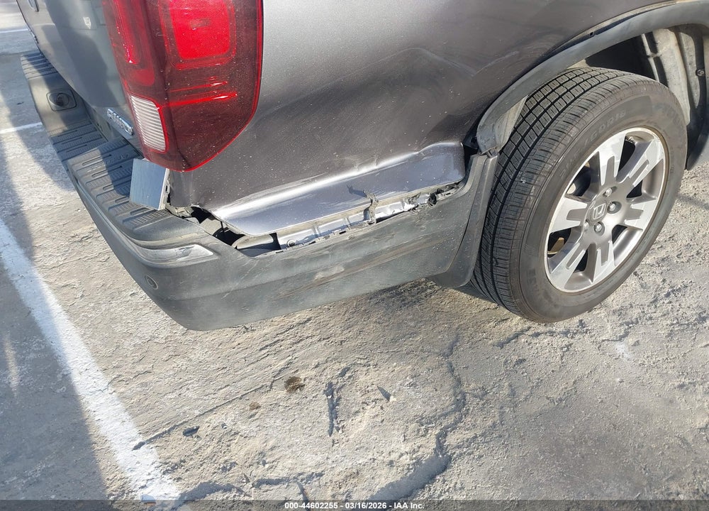 2018 HONDA RIDGELINE RTL-E VIN: 5FPYK3F73JB007506
