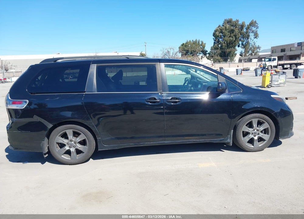 2017 TOYOTA SIENNA SE PREMIUM 8 PASSENGER VIN: 5TDXZ3DC2HS791750