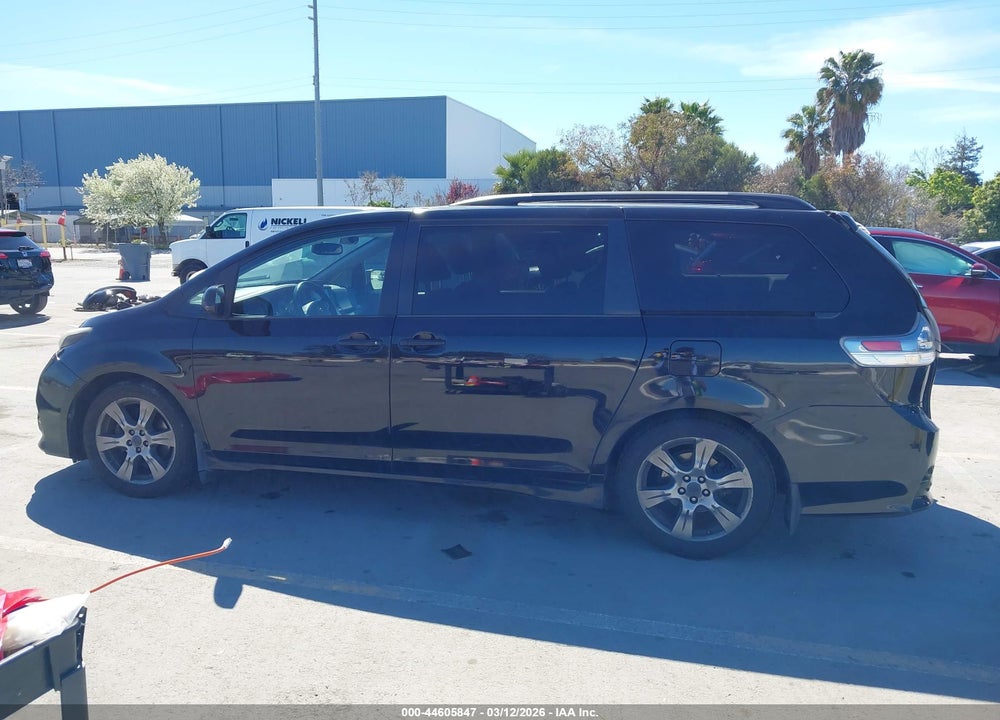 2017 TOYOTA SIENNA SE PREMIUM 8 PASSENGER VIN: 5TDXZ3DC2HS791750