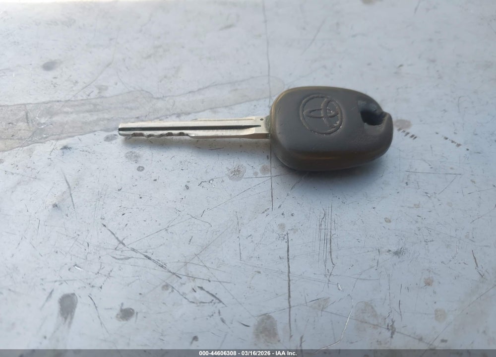 2005 TOYOTA COROLLA LE VIN: 1NXBR32EX5Z500560