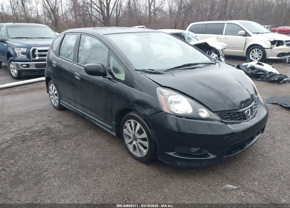 2013 HONDA FIT SPORT VIN: JHMGE8H58DC064448