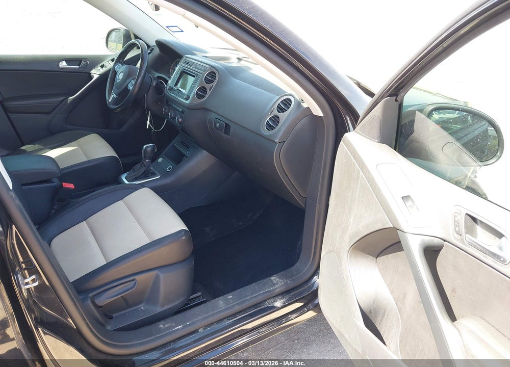 2016 VOLKSWAGEN TIGUAN S VIN: WVGAV7AX4GW528329