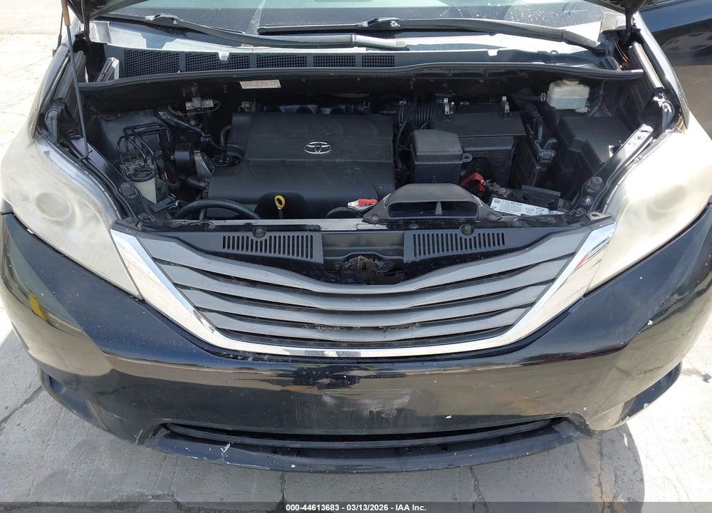 2013 TOYOTA SIENNA XLE V6 8 PASSENGER VIN: 5TDYK3DC9DS379411