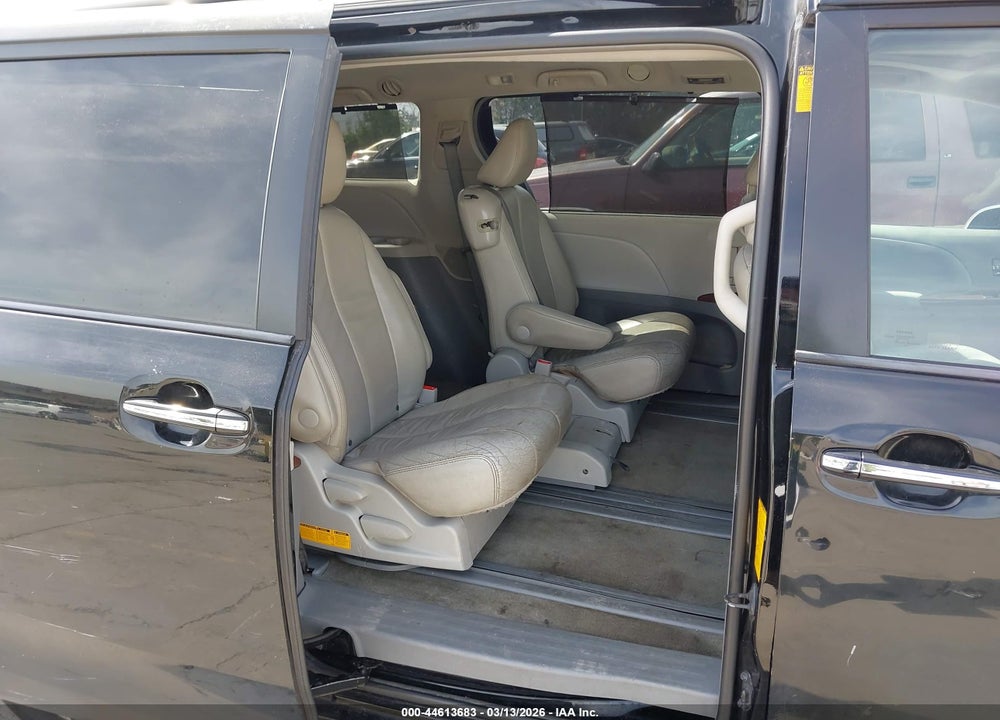2013 TOYOTA SIENNA XLE V6 8 PASSENGER VIN: 5TDYK3DC9DS379411