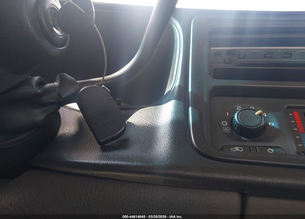 2005 CHEVROLET SILVERADO 2500HD WORK TRUCK VIN: 1GCHK23275F928043