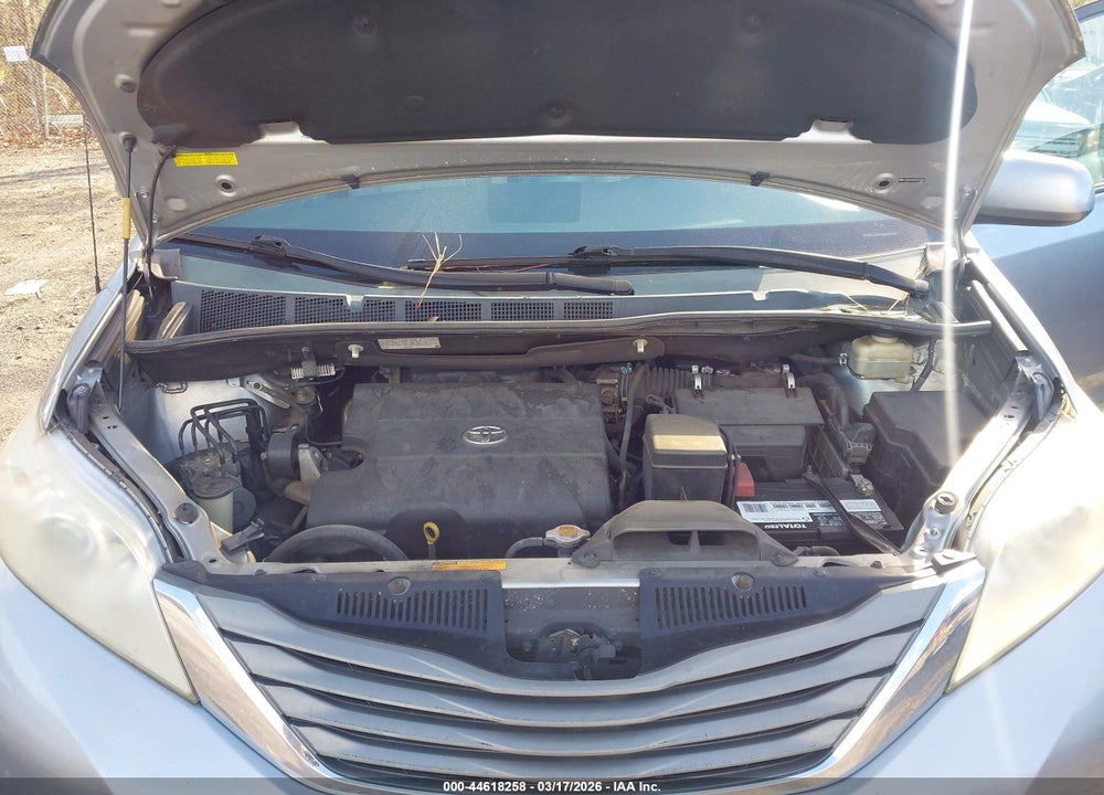 2013 TOYOTA SIENNA XLE V6 8 PASSENGER VIN: 5TDYK3DC5DS370849