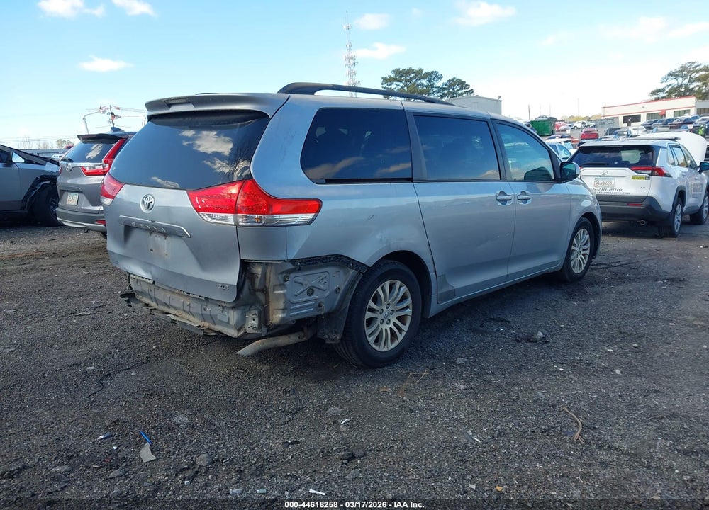 2013 TOYOTA SIENNA XLE V6 8 PASSENGER VIN: 5TDYK3DC5DS370849