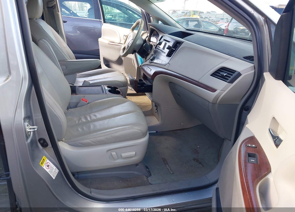 2013 TOYOTA SIENNA XLE V6 8 PASSENGER VIN: 5TDYK3DC5DS370849