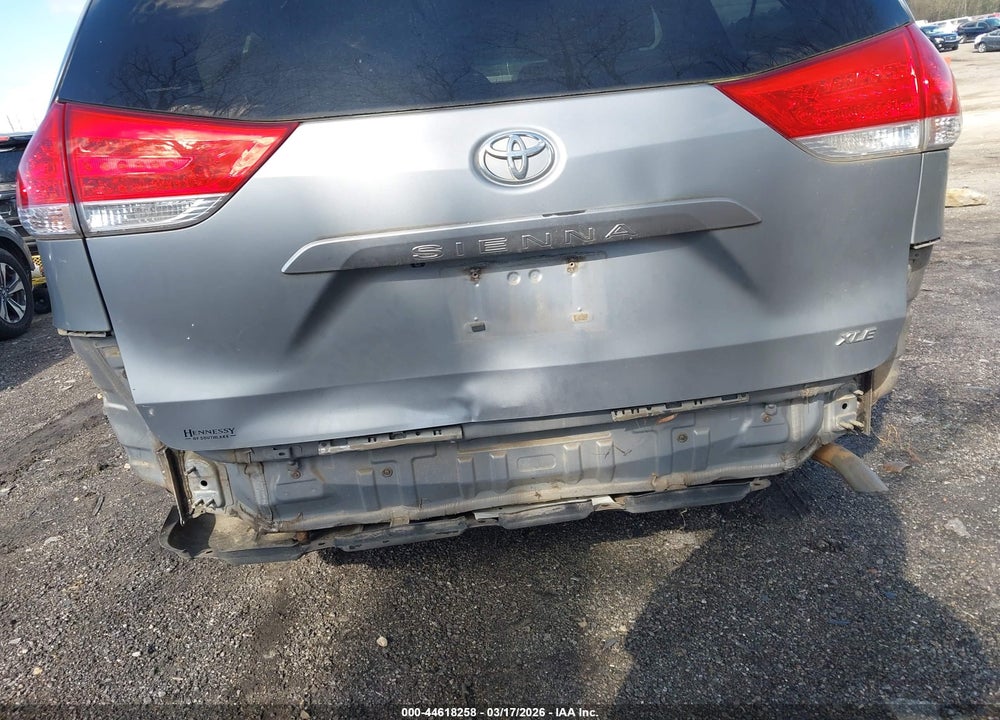 2013 TOYOTA SIENNA XLE V6 8 PASSENGER VIN: 5TDYK3DC5DS370849