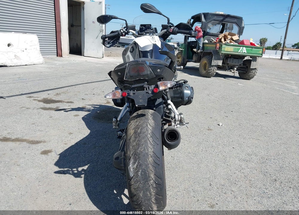 2016 BMW R1200 R VIN: WB10A1402GZ197382