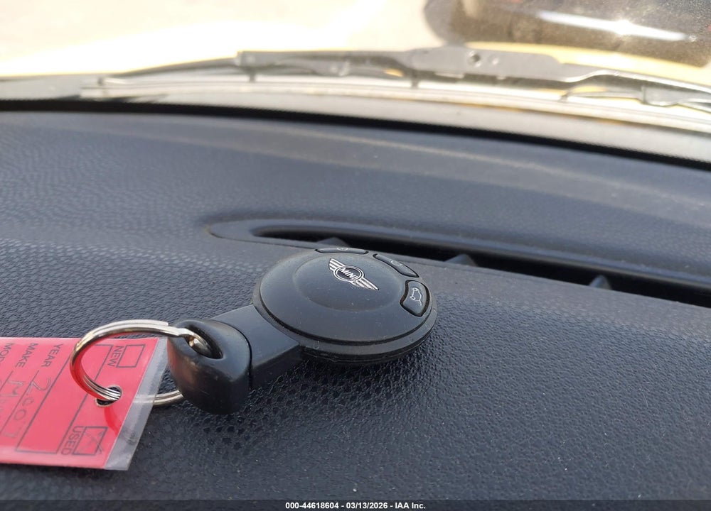 2007 MINI COOPER S VIN: WMWMF73537TV31165
