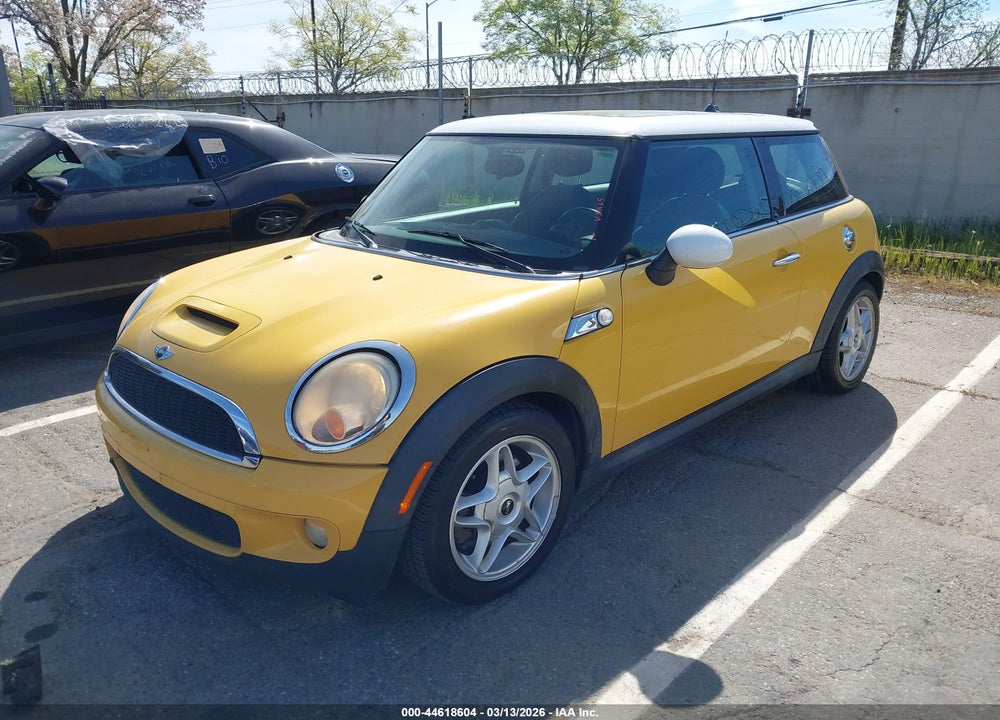 2007 MINI COOPER S VIN: WMWMF73537TV31165