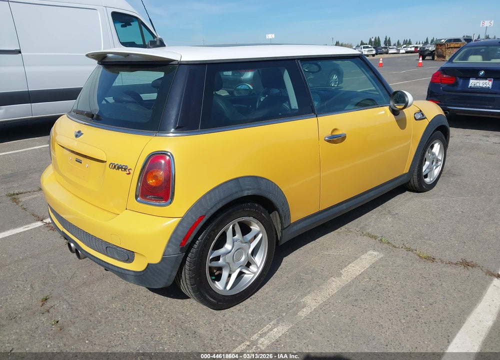 2007 MINI COOPER S VIN: WMWMF73537TV31165