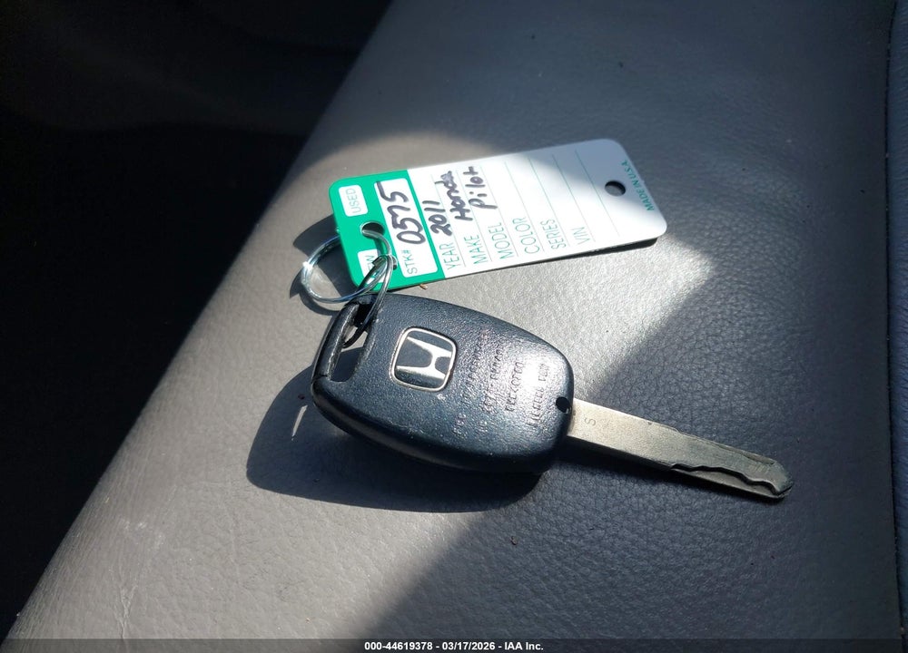 2011 HONDA PILOT EX-L VIN: 5FNYF3H55BB001698